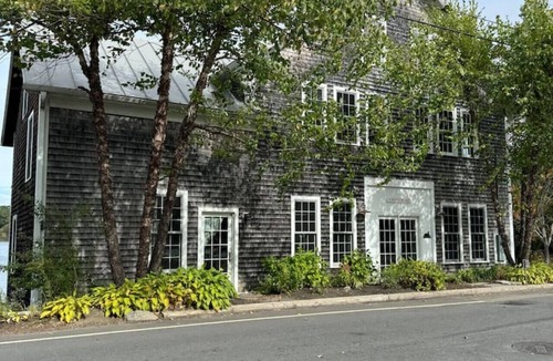 Newcastle House | More Boathouse than Lakehouse