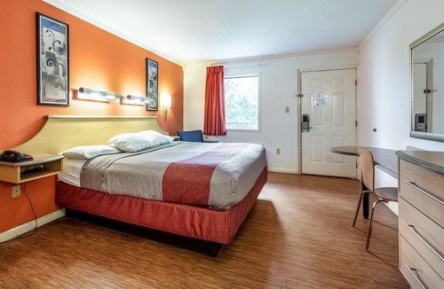 Gatlinburg Hotel | Motel 6 Gatlinburg, TN - Smoky Mountains