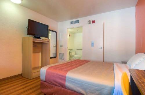 Warm Sands Hotel | Motel 6-Palm Springs, CA - Downtown
