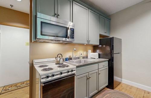 Sunday River Area Condo | Mountain condo w/shared indoor hot tub & pool - ski-in/ski-out access