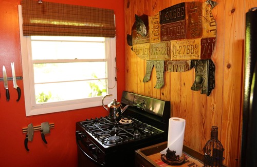 Candler Cabin | Mountain Getaway For Couples! 17 miles to Asheville, Pet Friendly, Hot Tub