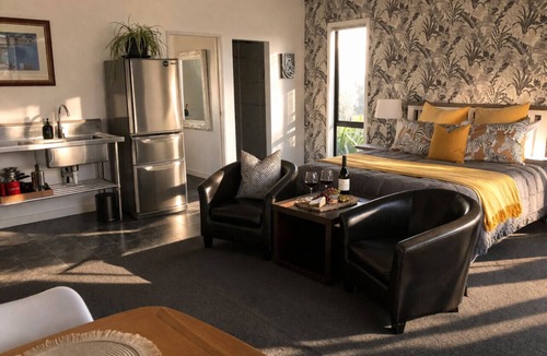 Albert Town House | Mountain Views, Coffee & Ski - Wanaka Studio