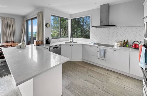 Murrays Bay Villa | Murrays Gem l Modern 4bed Stunner l Sea View & Spa!