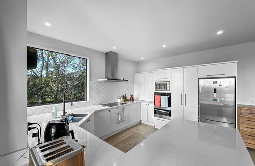 Murrays Bay Villa | Murrays Gem l Modern 4bed Stunner l Sea View & Spa!