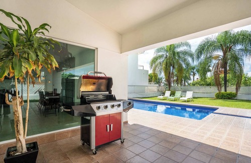 Lomas de Cocoyoc House | Spacious 5-Bedroom Oasis with Pool & BBQ