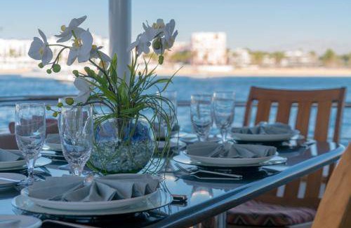 La Paz Boat Rental | 242 m² Houseboat ∙ 5 bedrooms ∙ 10 guests