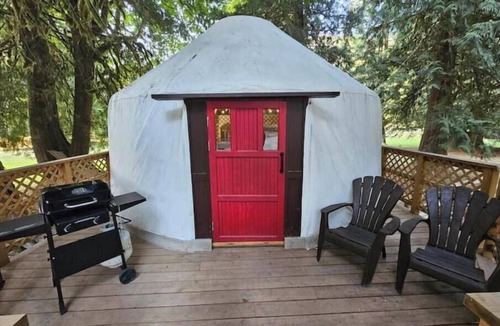 Upper Squamish House | Nature Nook Yurt - Red Door