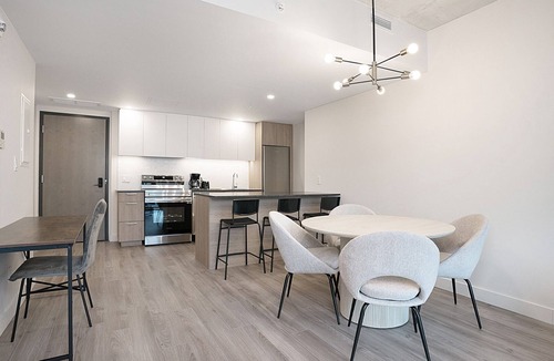 Quartier des Spectacles Apartment | New Luxury Unit in Heart of MTL 906 | Metro access