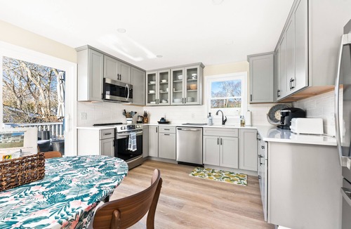 Saunderstown House | New* Remodeled private 3br/2ba w/neighborhood beach