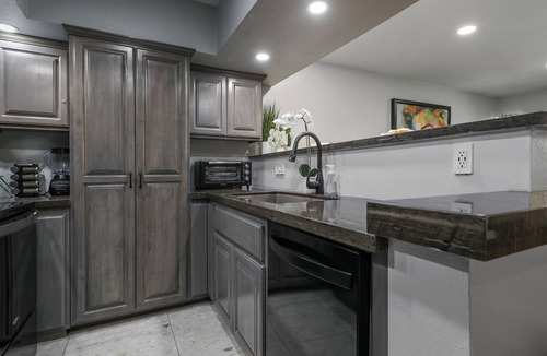 Twin Palms Condo | Newly Remodeled Modern Palm Springs Condo 1B1B King Size Bed