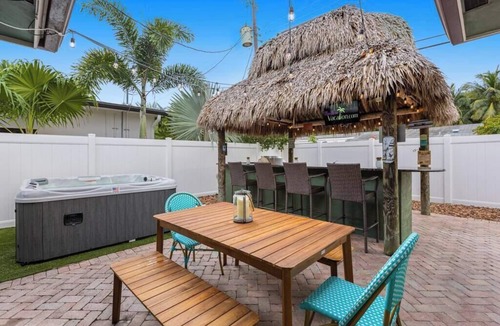 Santa Barbara Estates House | Newly renovated 3 bedrooms near the beach hot tube