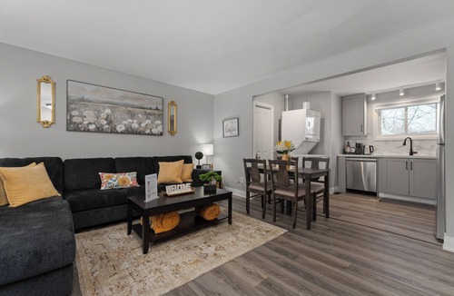 Amherstview House | Newly Renovated 3BR in Kingston’s Desirable West End | The Yellow Door Retreat