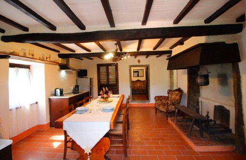 Pieve di Chio Apartment | Nice apartment for 4 people with pool, WIFI, TV and balcony
