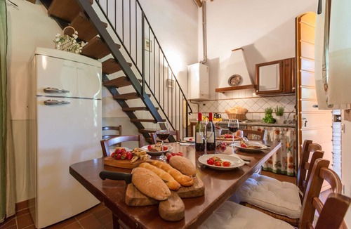 Peccioli Apartment | Nice apartment for 7 people with A/C, pool, WIFI, TV, pets allowed and panoramic view