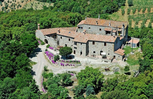 Roccastrada Villa | Nice apartment in villa for 8 guests with WIFI, TV, patio and pets allowed