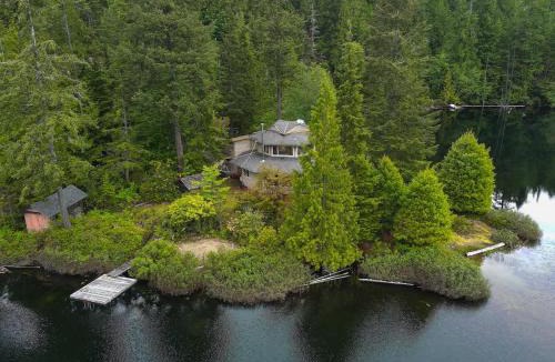Egmont House | North Lake Waterfront Home by EMR Vacation Rentals