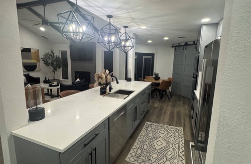 North Arlington House | Oaks Retreat - Stylish 2bd/2br house near Arlington Entertainment District