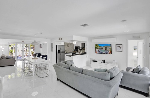 Hollywood Lakes House | Ocean Breeze Home 5Bdr/3Bath for 12 guests - HEATED POOL - 5 Minutes to Beach