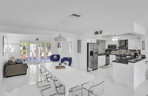 Hollywood Lakes House | Ocean Breeze Home 5Bdr/3Bath for 12 guests - HEATED POOL - 5 Minutes to Beach