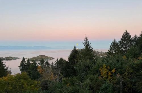 Regional District of Nanaimo House | Ocean's Embrace Suite