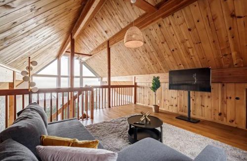 Regional District of Nanaimo House | Ocean's Embrace Suite