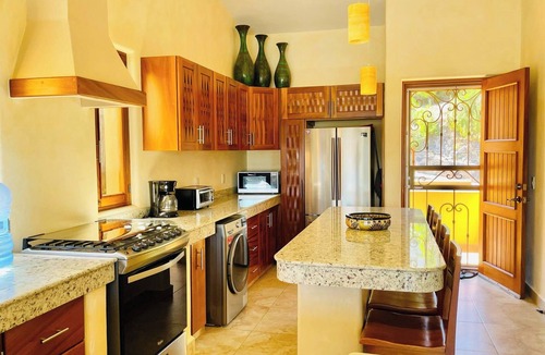 Almacen Condo | Ocean View Condo, Infinity Pool!
