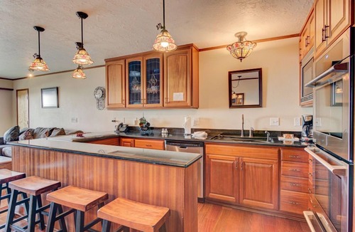 Otter Rock Apartment | Ocean-View Suite with Jacuzzi Tub | Sleeps 6