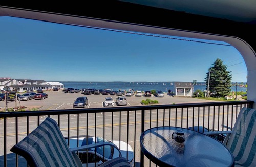 Lincolnville Apartment | Oceanfront Lincolnville Studio w / Private Balcony!