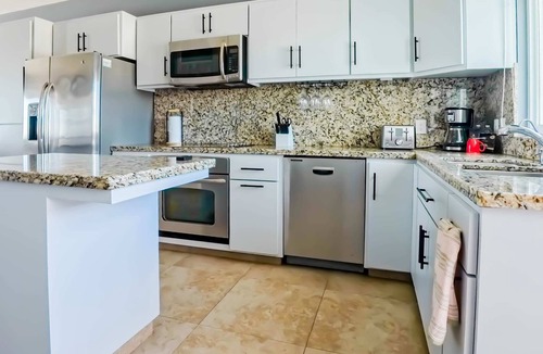 La Paz Apartment | Oceanview Getaway with Balcony, Pool & BBQ Access