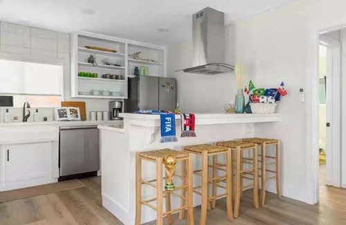 The Strand Apartment | Oceanview I King Suite I Steps from the Ocean