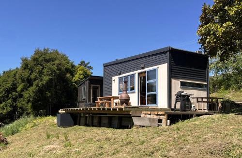 Christchurch District House | Off-Grid Tiny-House Escape - Manu Waiata