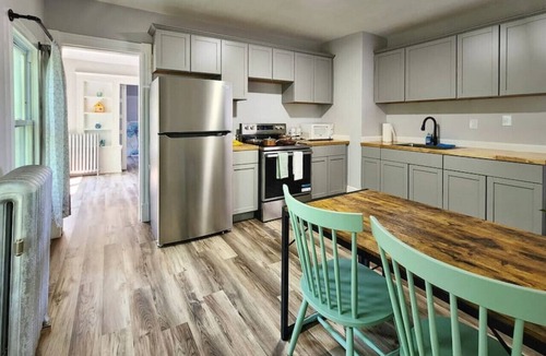 Springfield Apartment | Old world charm with modern renovation and decor