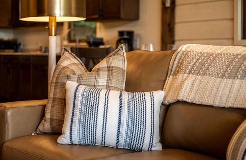 Chalet Village Cabin | On the Rocks NEW RENO mountain views brand new hot tub lux finishes