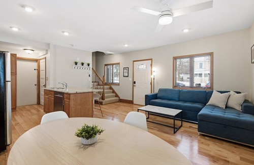 Bryn Mawr House | Open Concept 2BR Near Downtown with 3 Beds Walk to Lakes, Parks & Trails