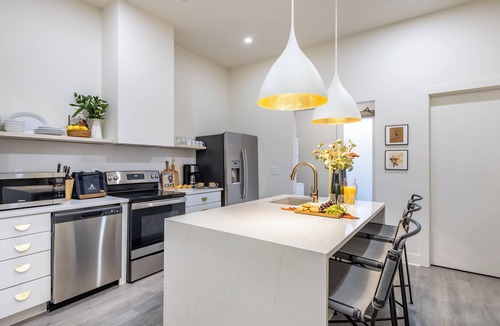 Historic Edgefield House | Outrider Buyout- 3 units by AvantStay | Sleeps 42