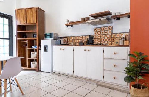 North End Apartment | Parking, 6min to Beach & Downtown, High-Speed WiFi, Laundry Service, KingBed, PetsOK