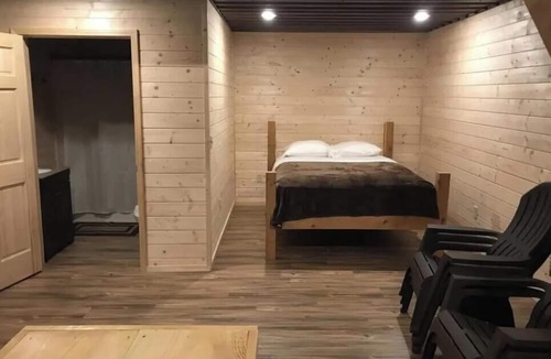 Bluewell Cabin | Peaceful 1-bedroom cabin located at Gold & Blue Cabins in Bluewell