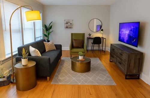South Evanston Apartment | Peaceful 1BR Escape in Evanston