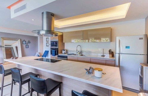 Flamingos Apartment | Peninsula Luxury, 3BR, Beachfront w/great amenities, near Attractions