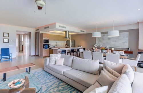 Flamingos Apartment | Peninsula Luxury, 3BR, Beachfront w/great amenities, near Attractions