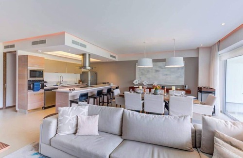 Flamingos Apartment | Peninsula Luxury, 3BR, Beachfront w/great amenities, near Attractions