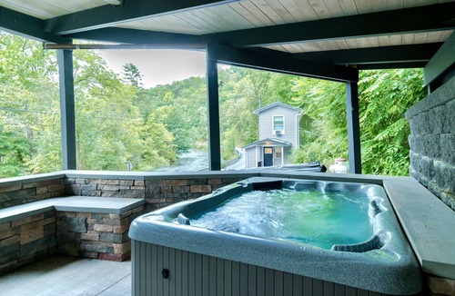 Bellefonte Cottage | PENN STATE Country Creek Cottage w/Hot Tub - ON Spring Creek and 7 miles to PSU