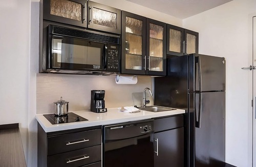 North Arlington Hotel | Perfect for Groups! 4 Units with Full Kitchens, Pets are Welcome!