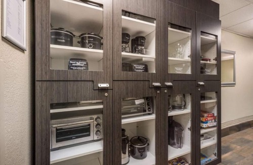 North Arlington Hotel | Perfect for Groups! 4 Units with Full Kitchens, Pets are Welcome!