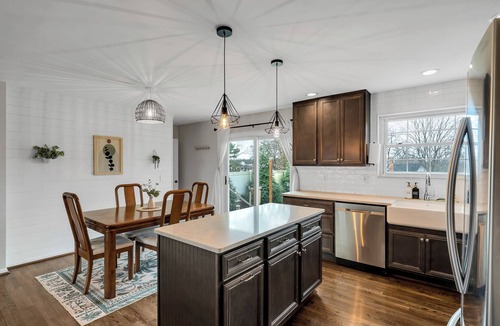 Mount Saint Joseph House | Pet Friendly Charming 2Br house, Open Floor Plan, Modern Kitchen, Office