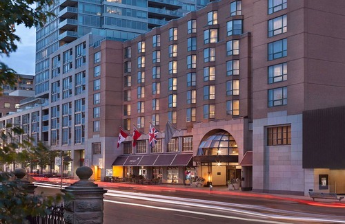 Bloor-Yorkville Hotel | Pet-Friendly Classic Room w/City Skyline Views Near ROM – Prime Spot