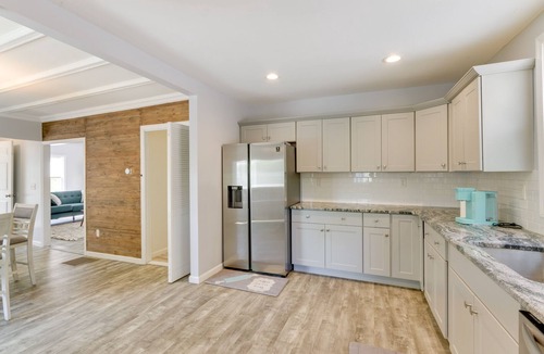 Waterbury House | Pet-Friendly Connecticut Retreat Near Golfing!