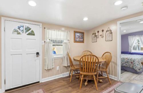 Edgewater House | Pet-Friendly Edgewater Cottage Big Fenced Yard