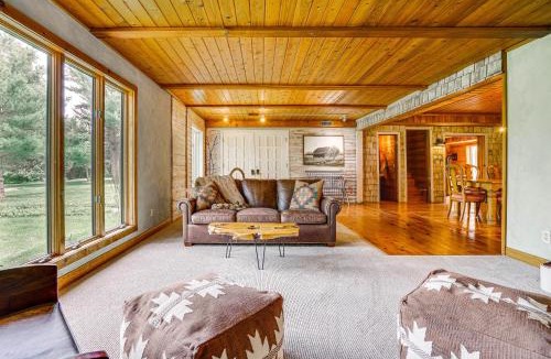 Lake Elmo House | Picturesque Lake Elmo Cottage w/Fire Pits!