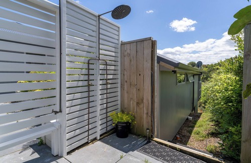 Raglan Apartment | Pineapple Palace Studio: tranquil, central setting